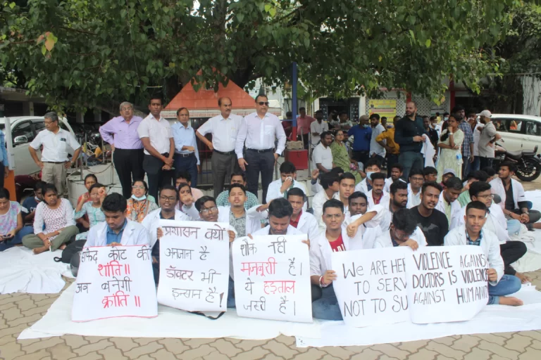 Doctor Strike : झारखंड में डॉक्टरों की हड़ताल कुछ ही घंटों में खत्म हो गयी.