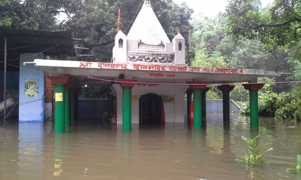 श्री दीनबंधु शिव मंदिर, टेल्को 2 नंबर गेट के पानी से मंदिर जलमग्न।